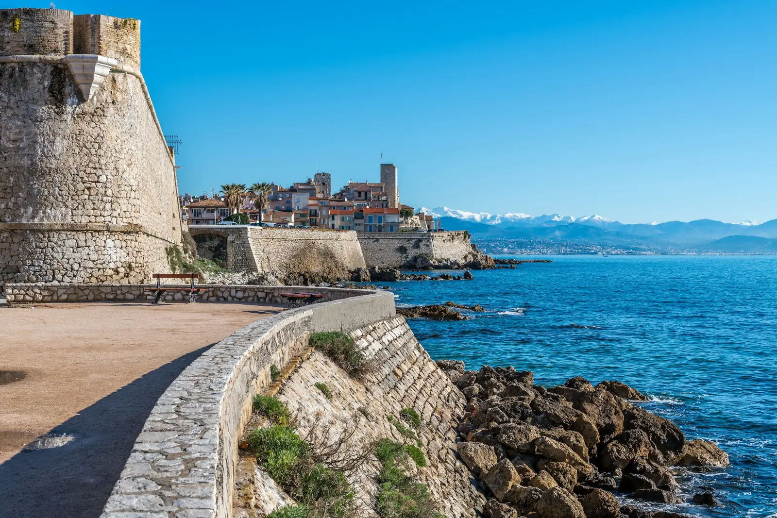 Le port Vauban et les remparts du Vieil Antibes au bord de la Méditerranée