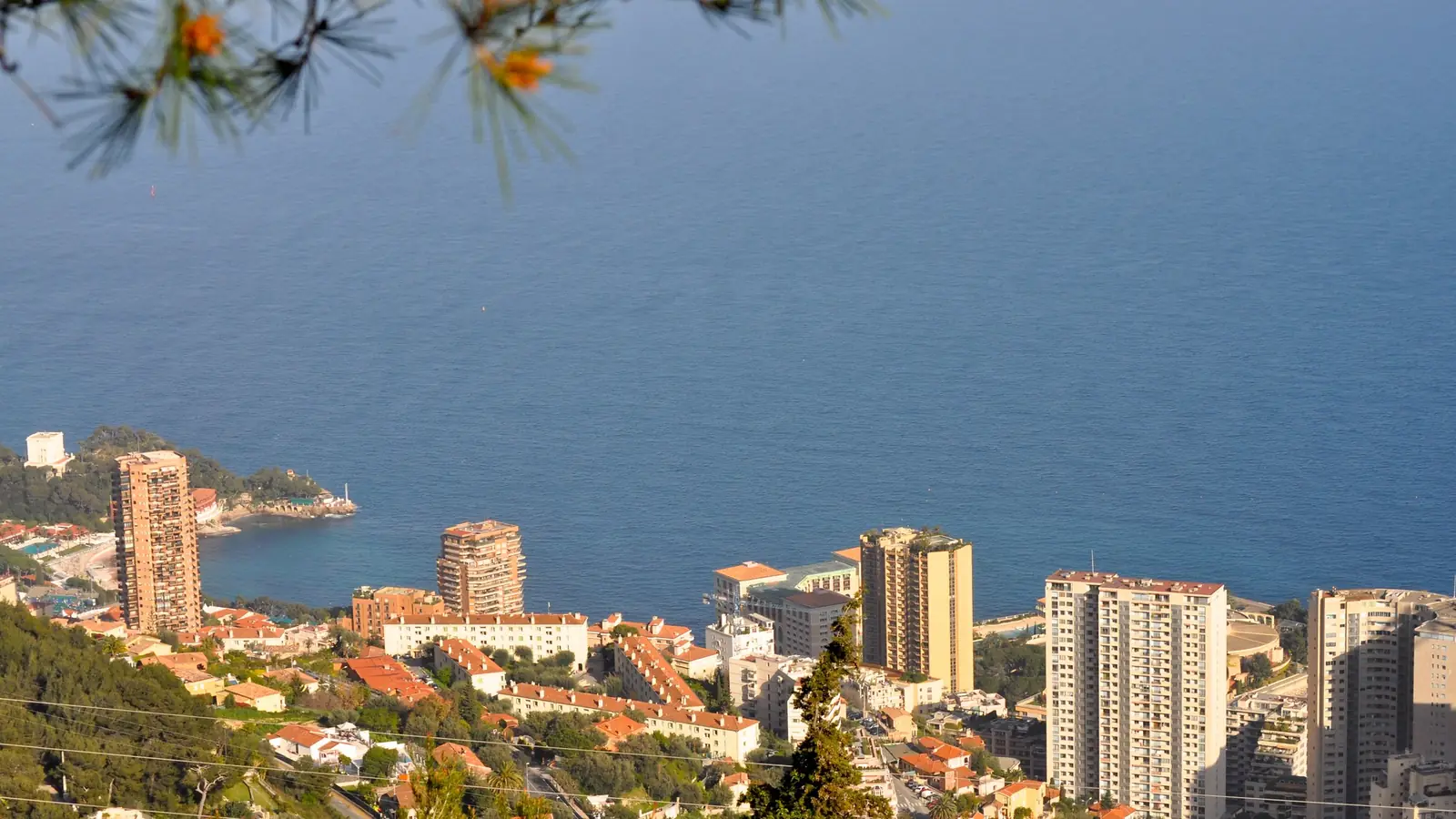 Immeubles Belle Époque et escaliers de Beausoleil dominant la Principauté de Monaco