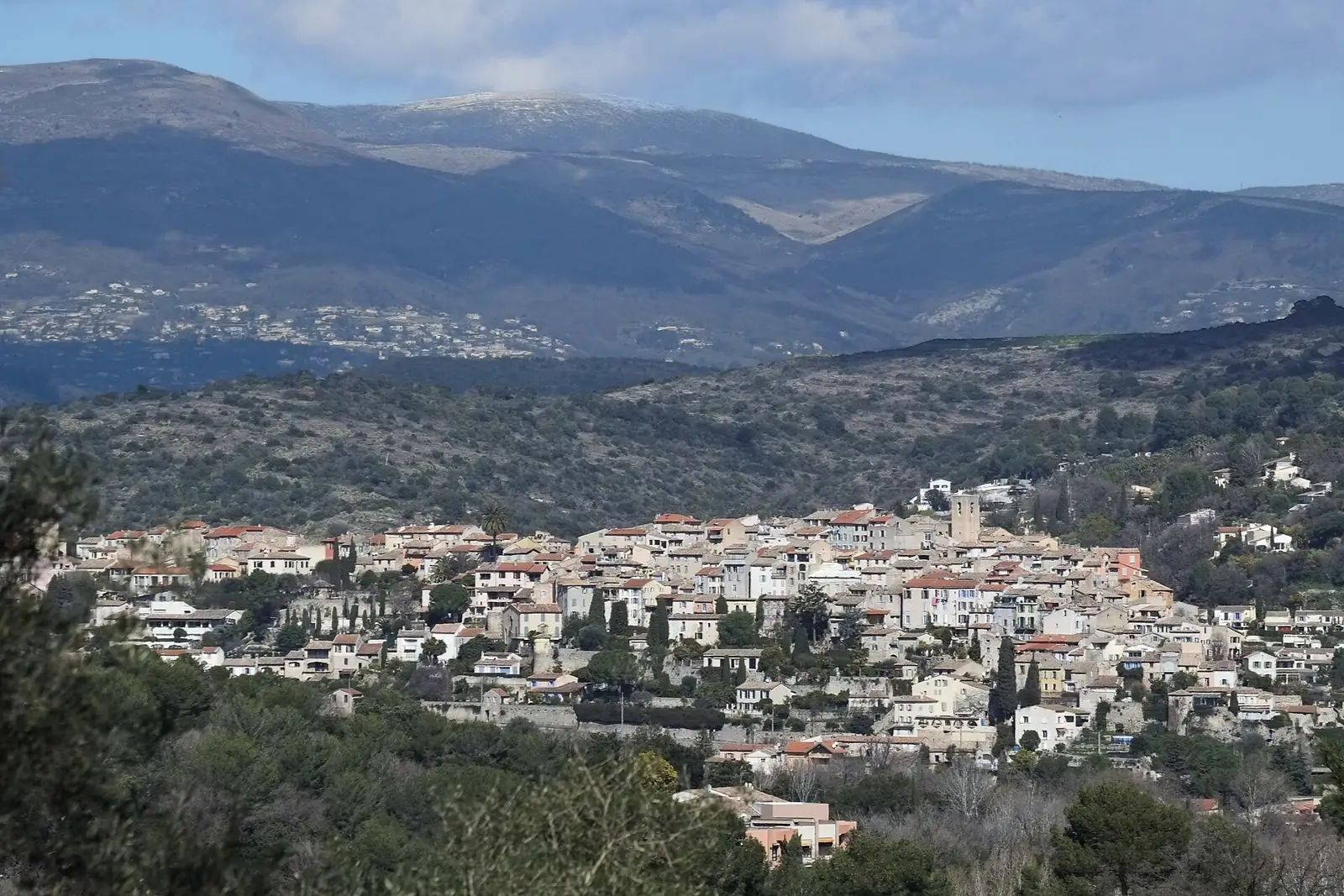 Ruelles en pierre du village médiéval de Biot, cité des verriers perchée au-dessus de la plaine de la Brague