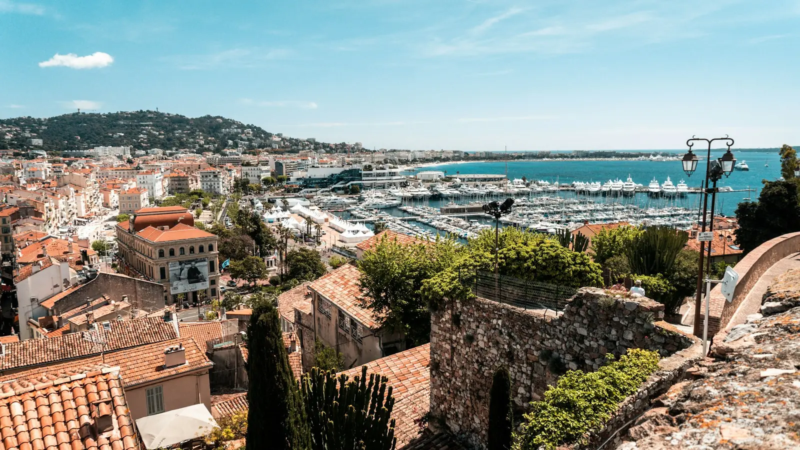 La Croisette et la baie de Cannes au coucher du soleil, avec le Palais des Festivals