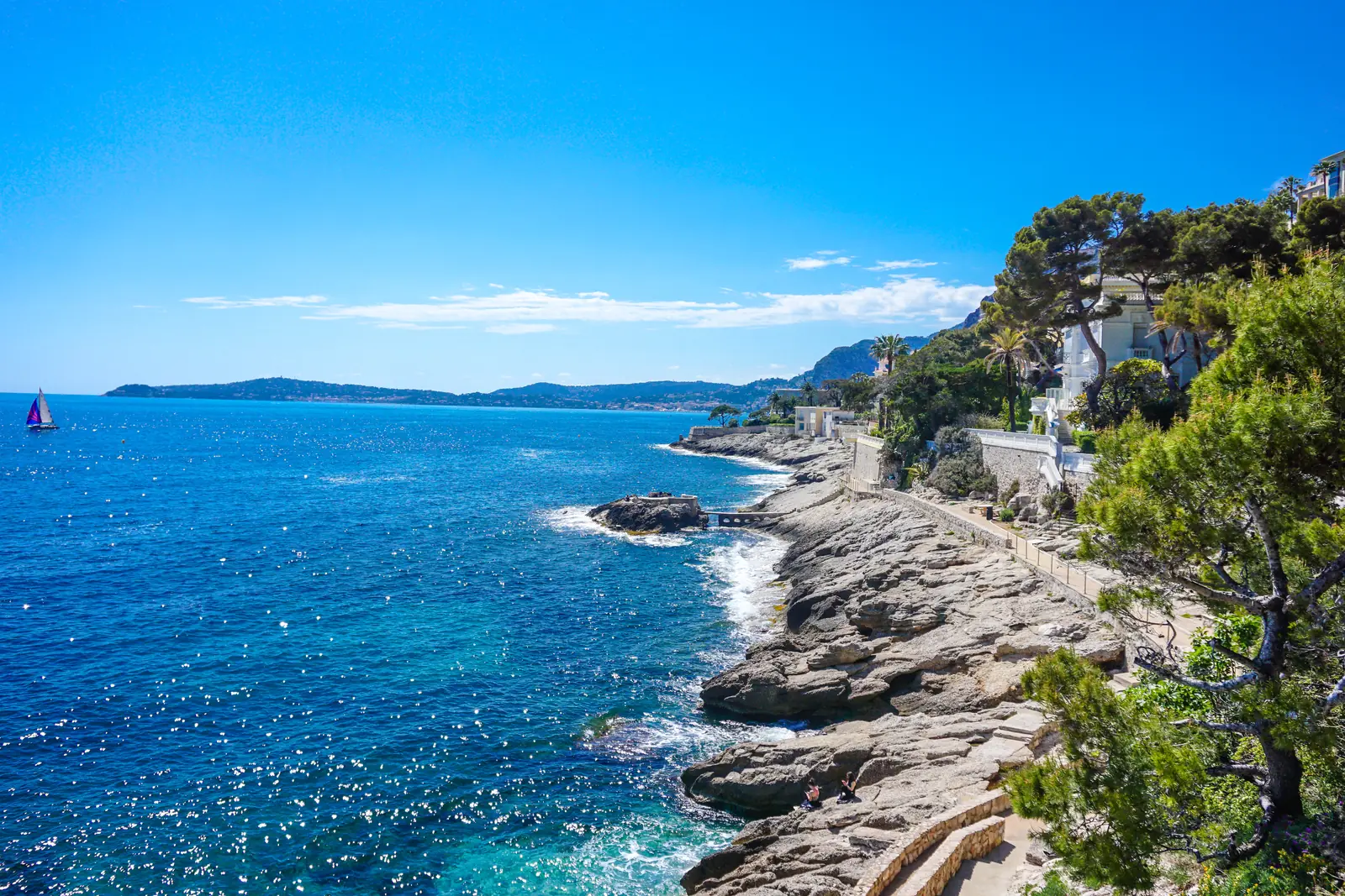 Sentier du littoral de Cap-d'Ail surplombant la plage Mala et ses villas Belle Époque