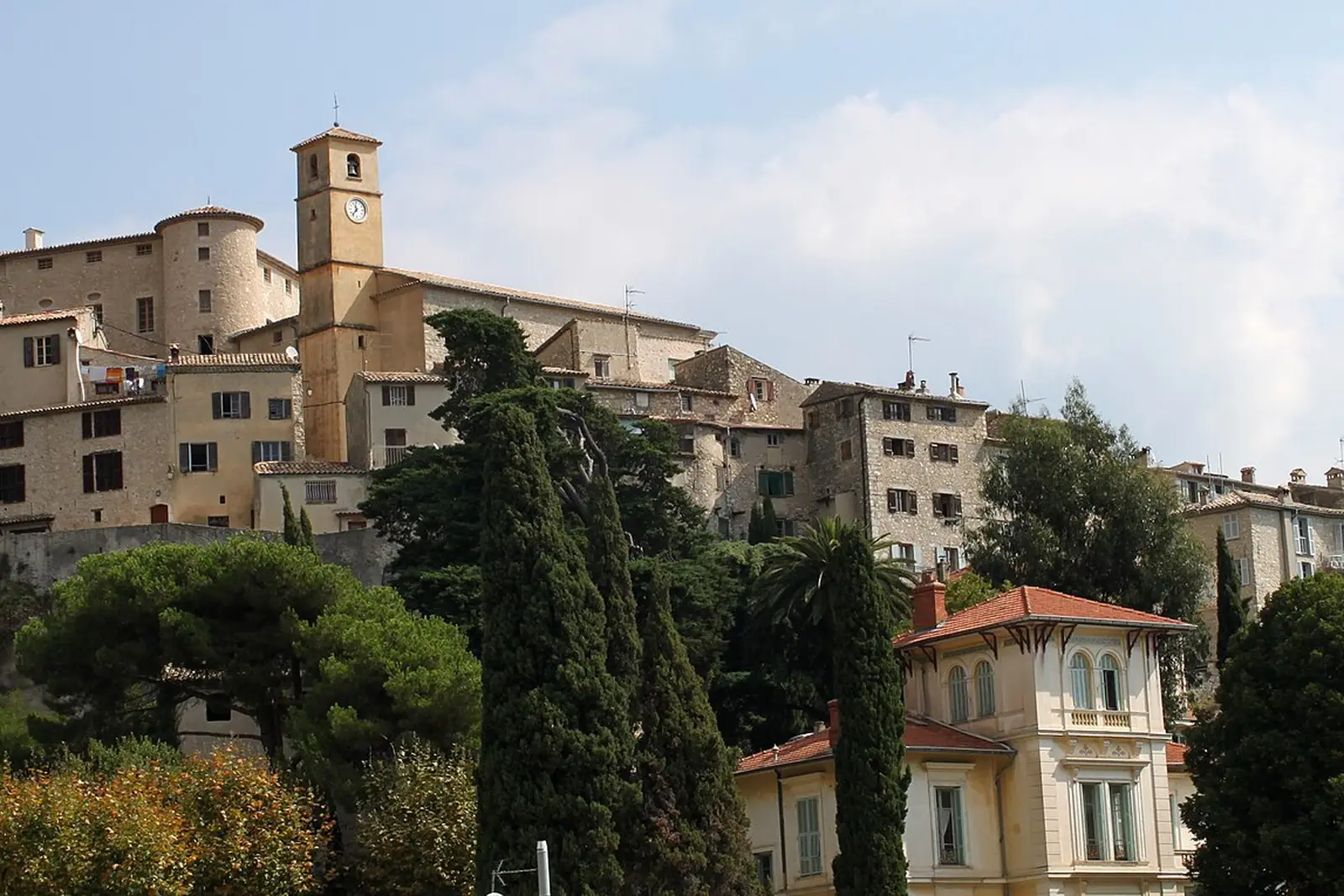 Village perché médiéval de Carros dominant la vallée du Var dans les Alpes-Maritimes