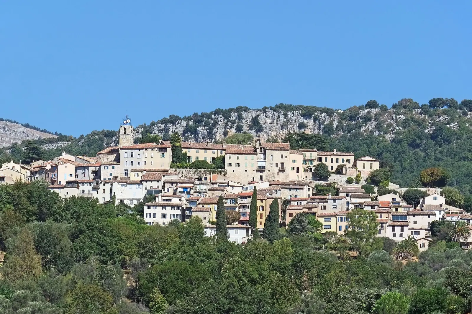Village médiéval perché de Châteauneuf-Grasse dominant la plaine d'Opio, oliviers centenaires et panorama sur l'Esterel