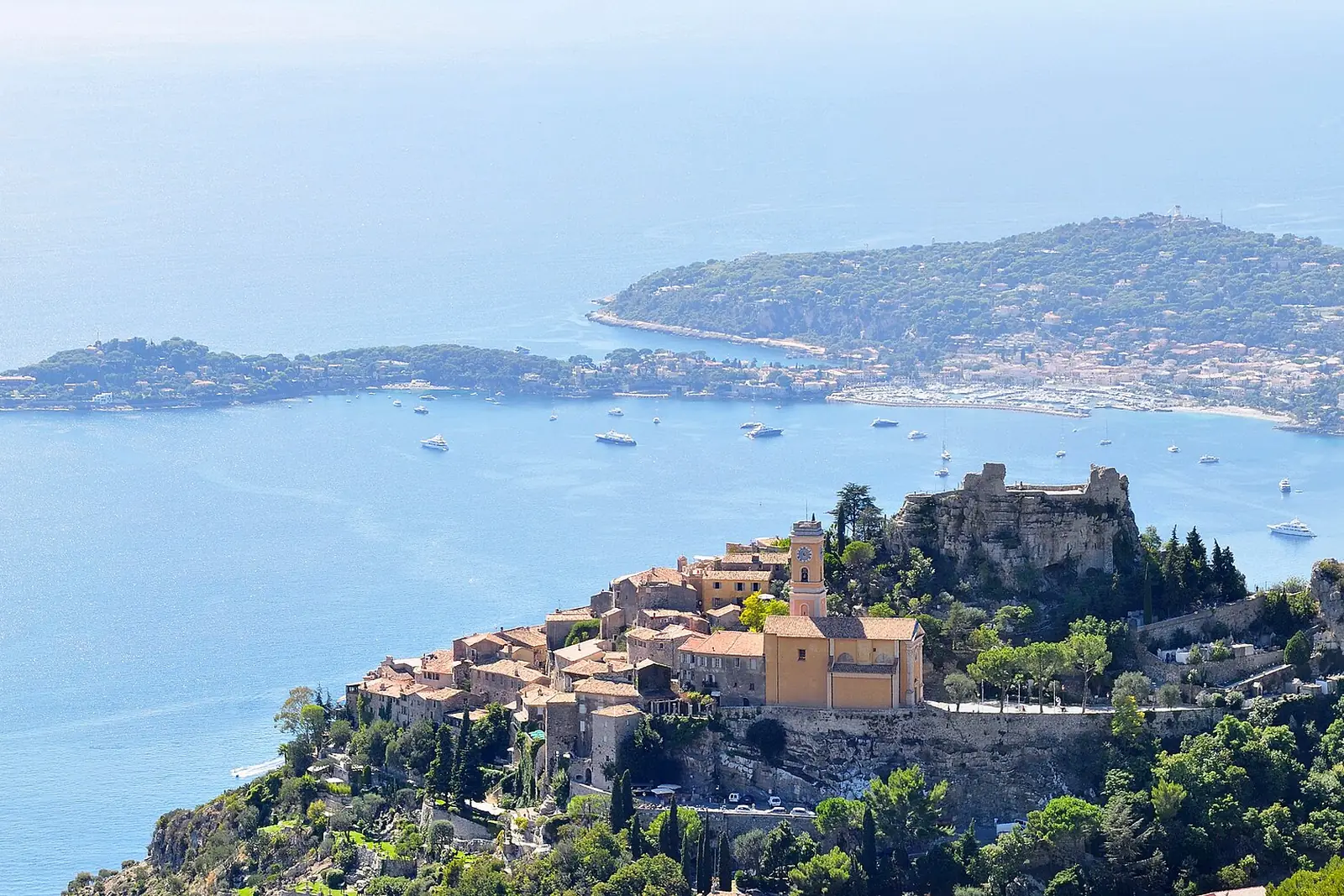 Le village médiéval perché d'Èze dominant la Méditerranée sur son éperon rocheux