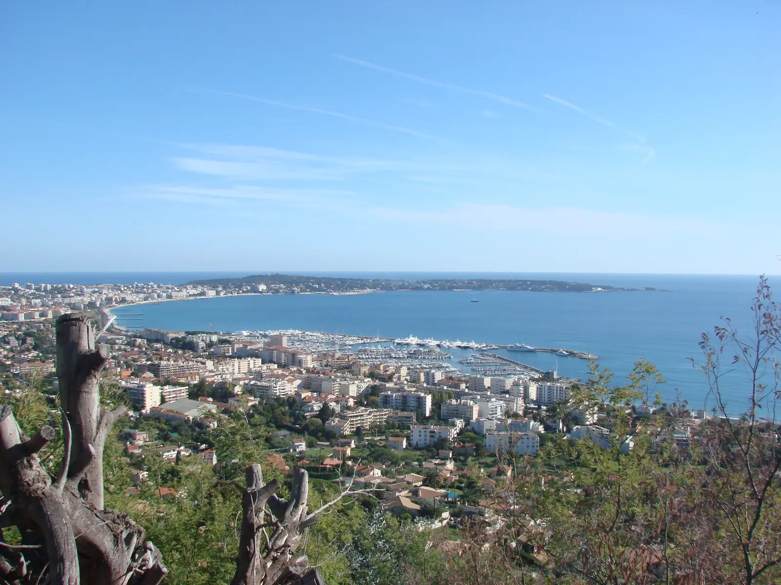 Le port et la baie de Golfe-Juan abritée entre cap d'Antibes et la Croisette