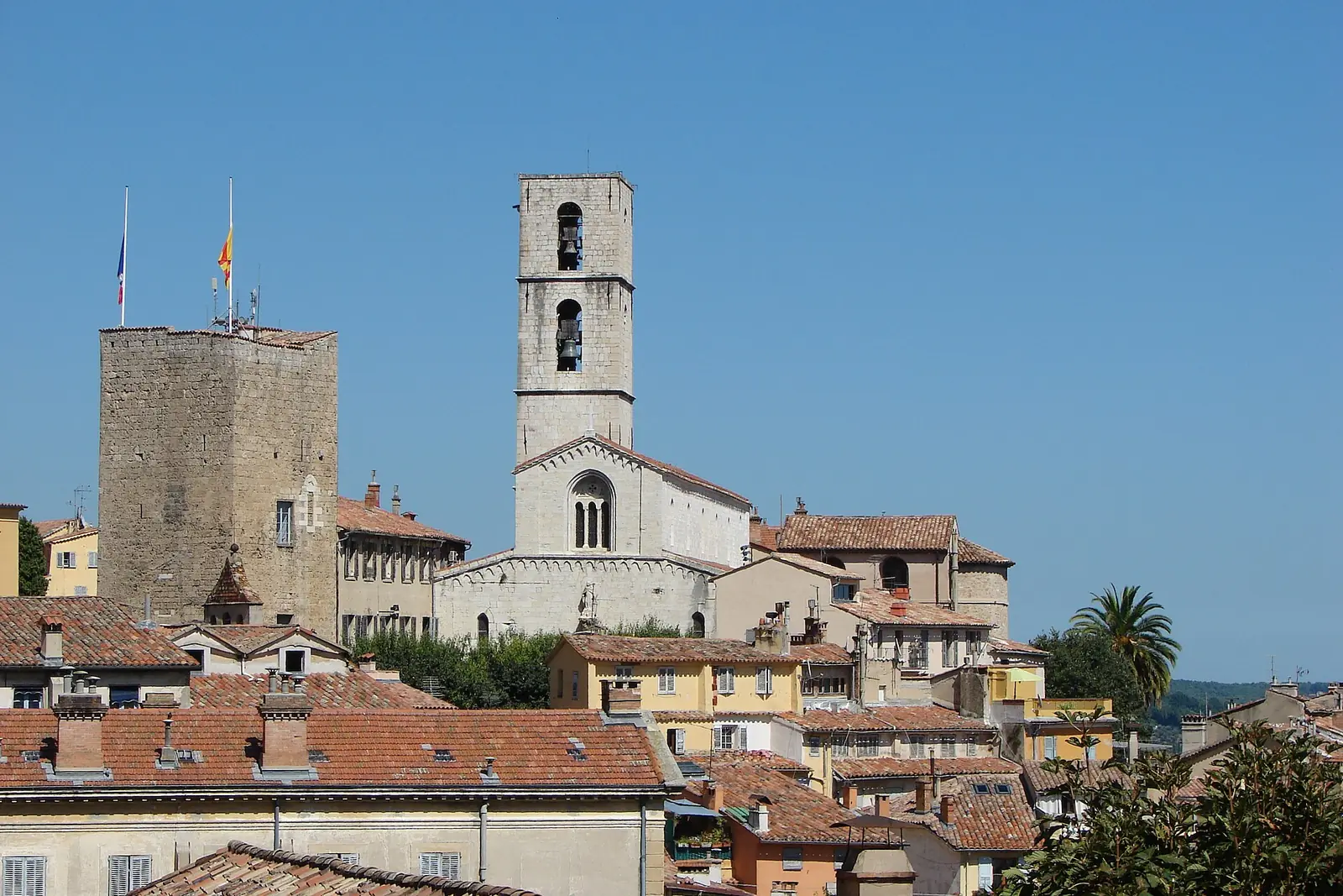 Vue sur la vieille ville de Grasse et la cathédrale Notre-Dame-du-Puy dominant l'arrière-pays parfumé