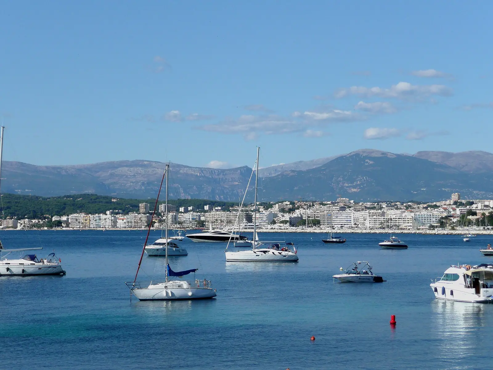 Plage de sable et front de mer de Juan-les-Pins le long du boulevard du Littoral