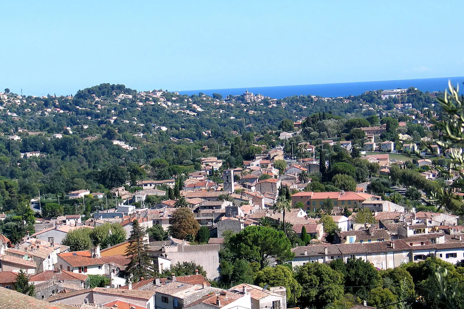 Vieux village perché de La Colle-sur-Loup dominant la vallée du Loup et ses oliviers