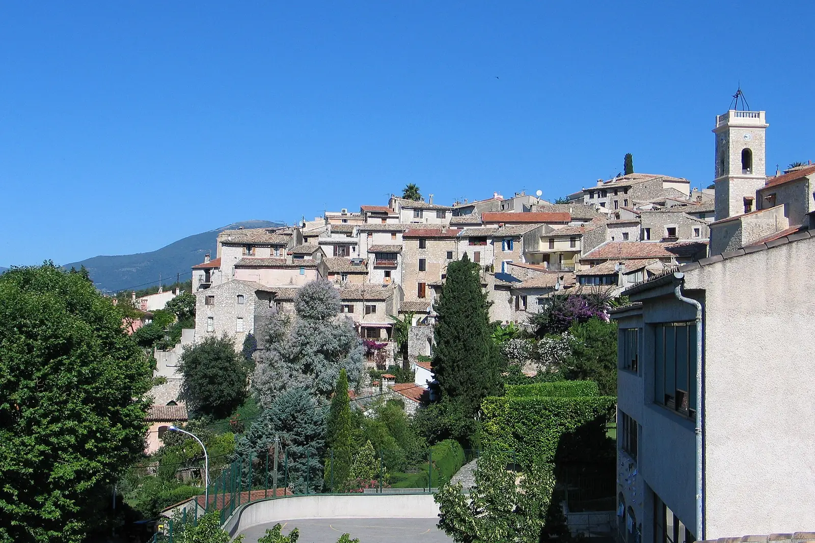Village perché de La Gaude dominant les coteaux de vignes au-dessus de la vallée du Var