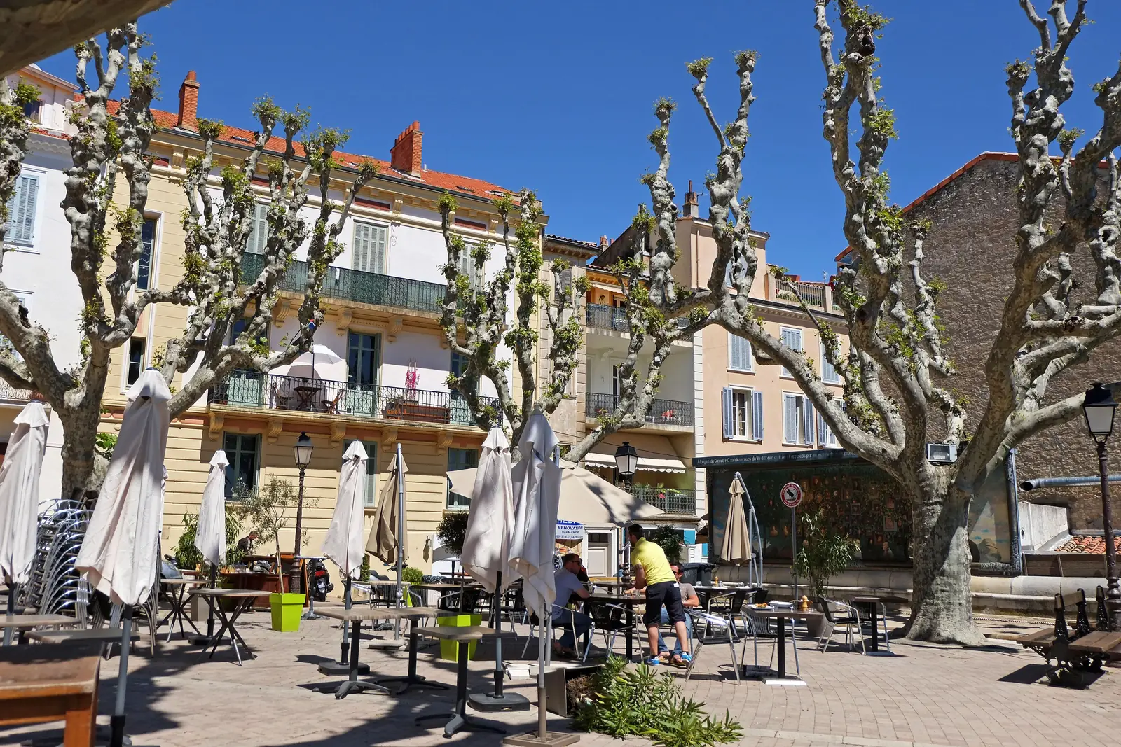 Façades ocre et ruelles provençales du vieux village du Cannet, sur les collines au-dessus de la Méditerranée