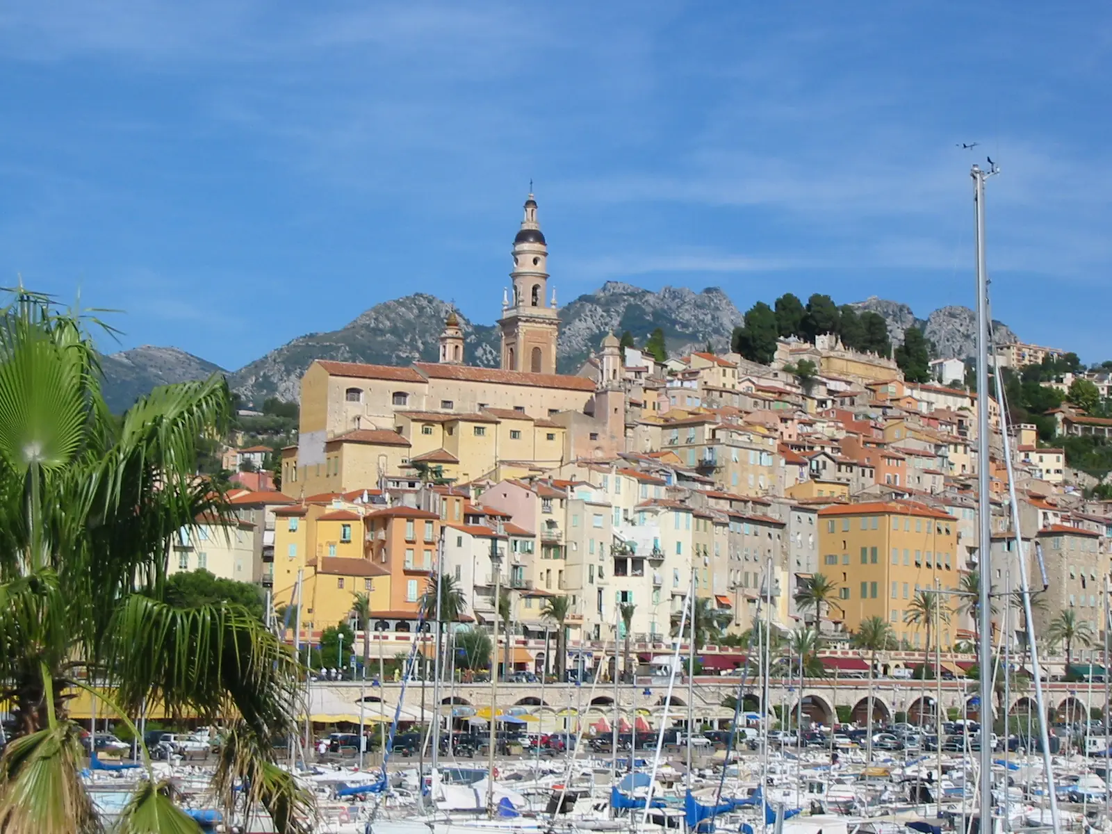 Vue de la vieille ville de Menton et de ses façades colorées dominant le port et la baie