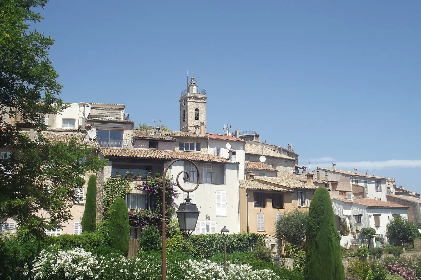 Le vieux village perché de Mougins et ses ruelles en pierre dominant les collines
