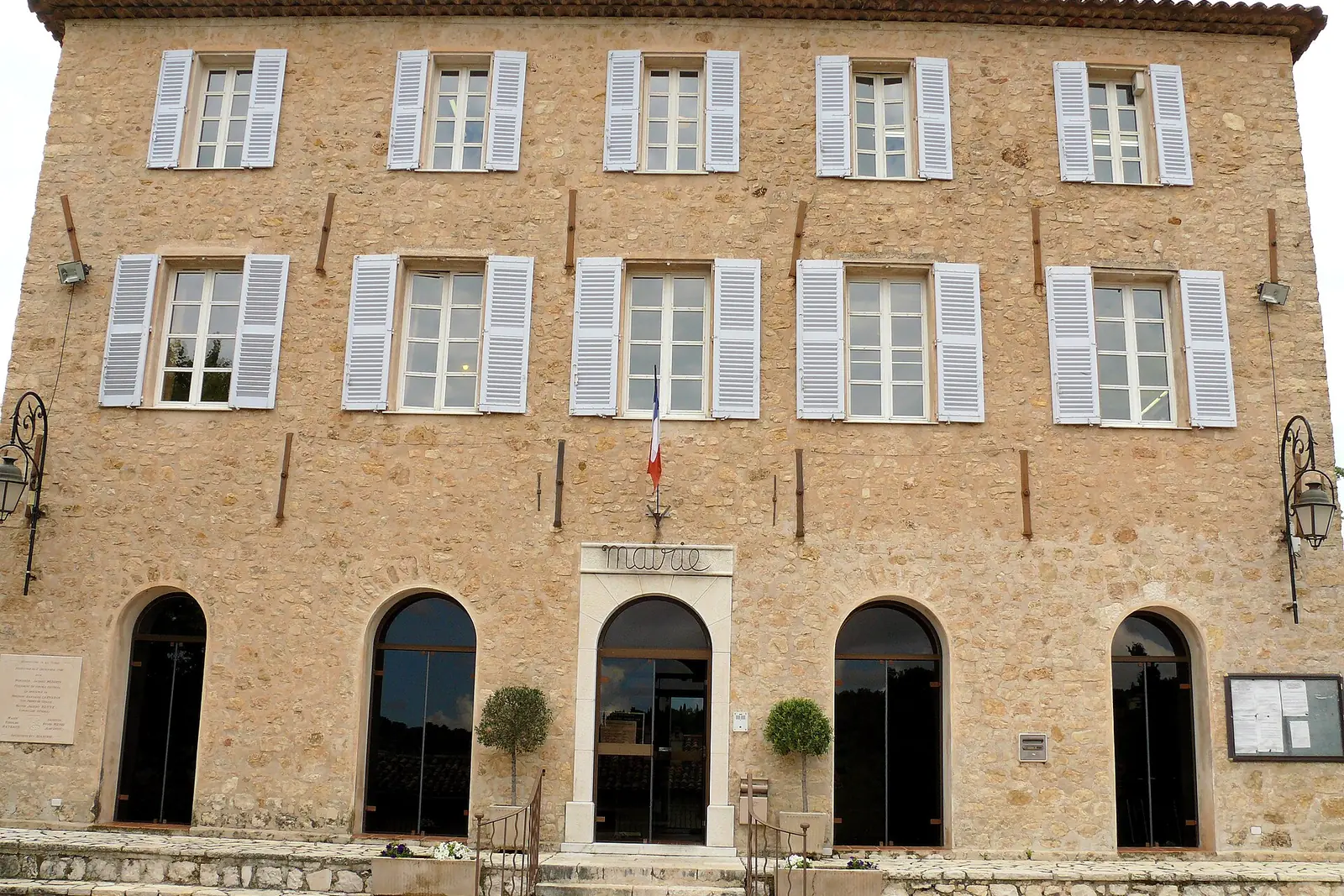 Village perché d'Opio entouré d'oliveraies et du golf de la Grande Bastide