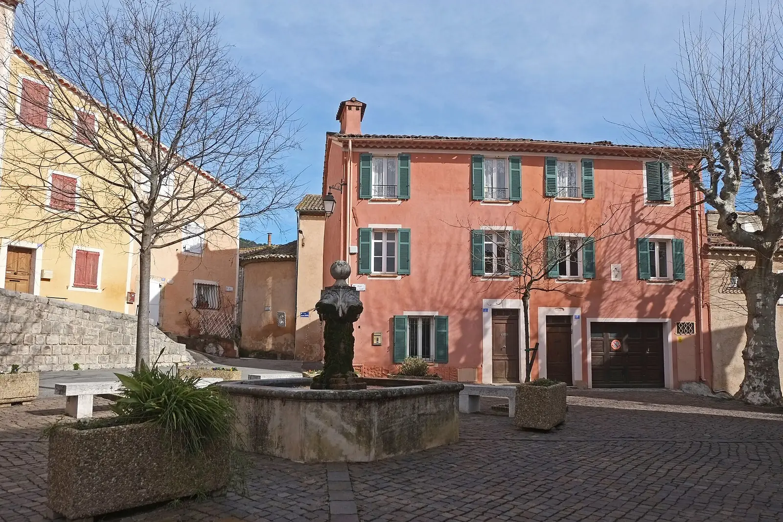 Le canal de la Siagne et les oliviers de la colline de Cabris à Peymeinade
