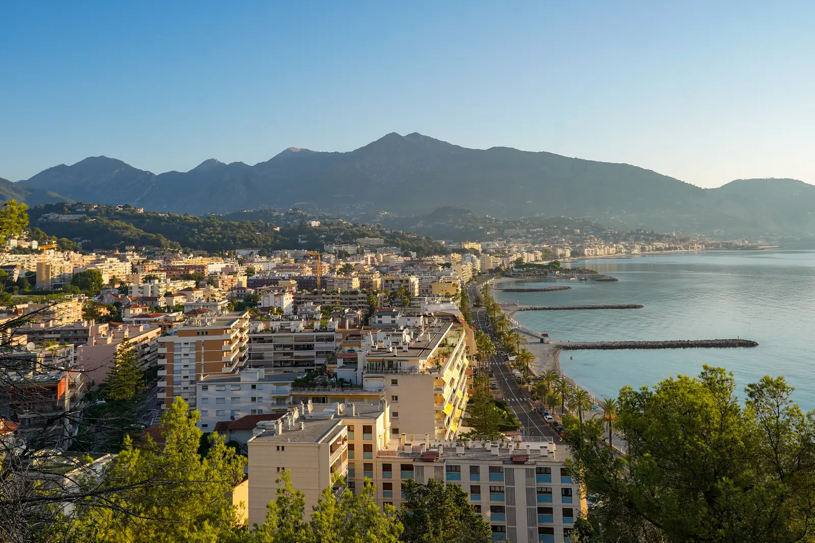 Village médiéval perché de Roquebrune-Cap-Martin dominé par son château, face à la presqu'île du Cap-Martin