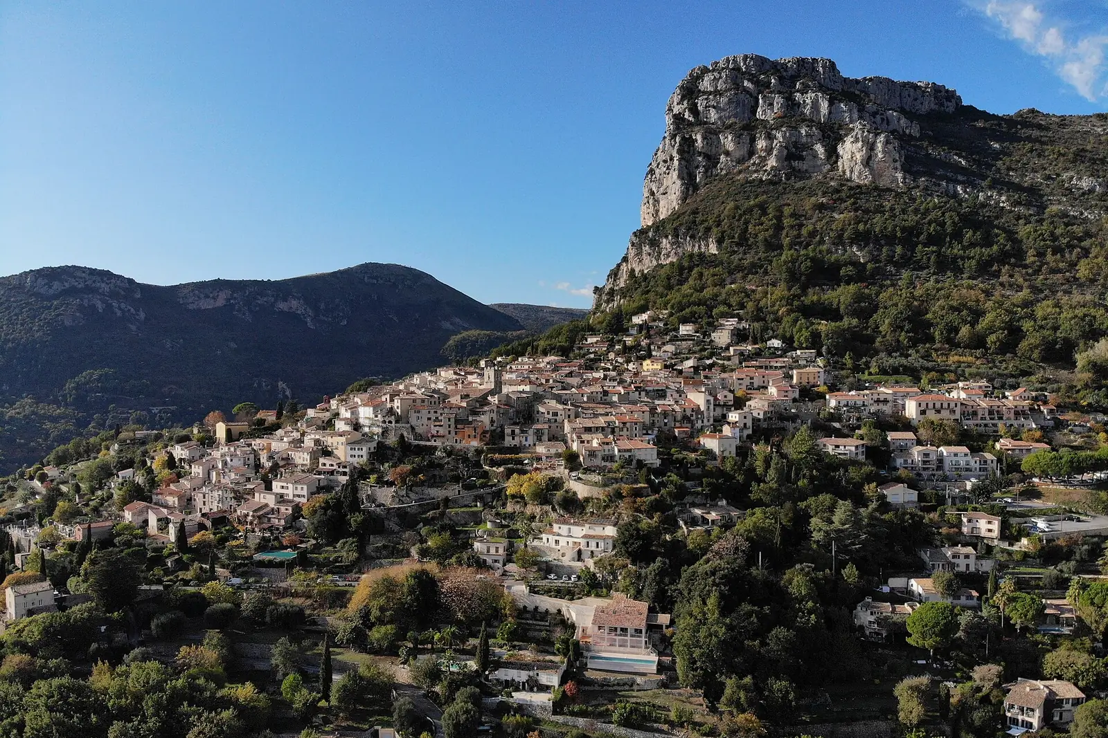 Le village perché de Saint-Jeannet dominé par la falaise du Baou