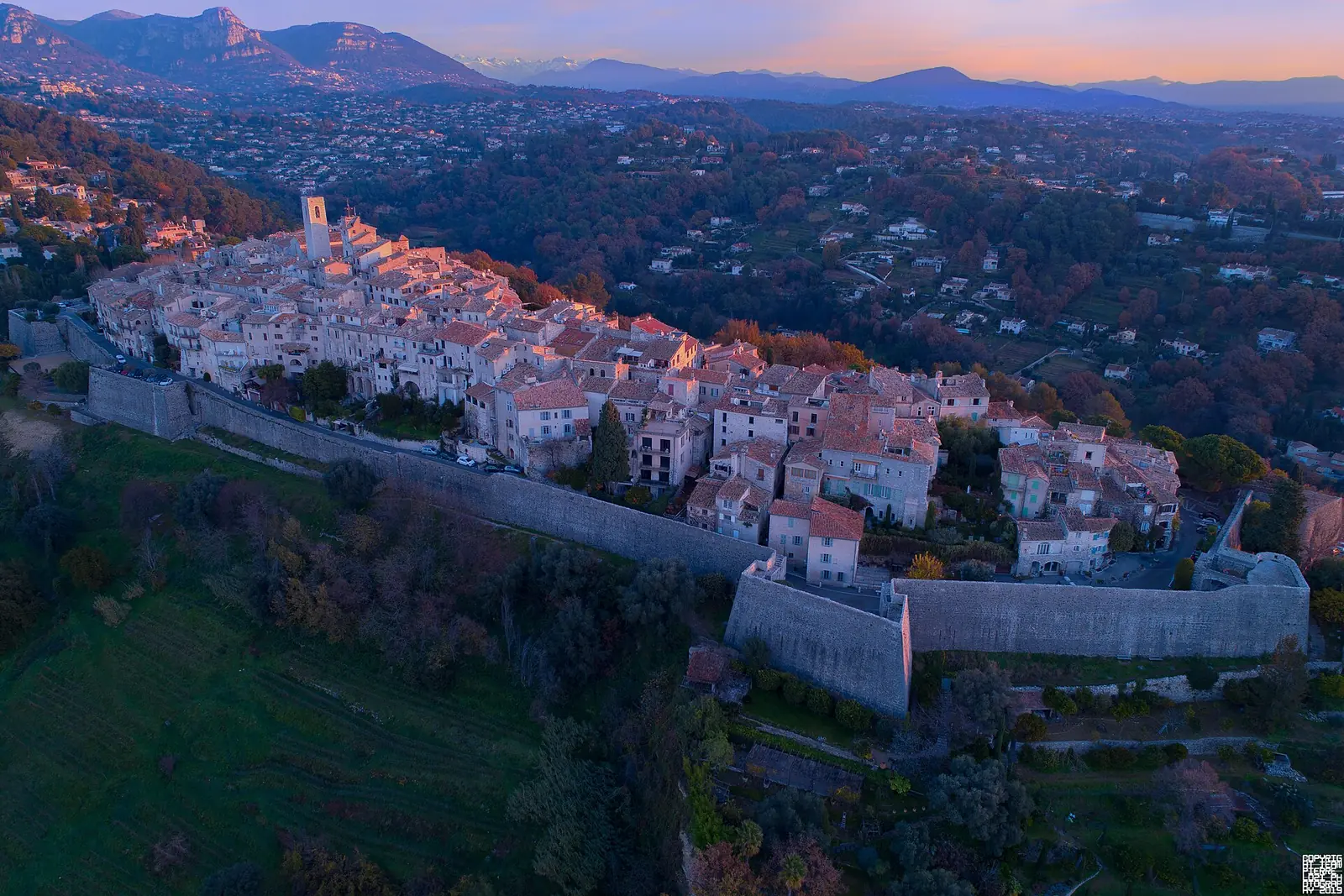 Remparts médiévaux en pierre de Saint-Paul-de-Vence dominant les collines des Alpes-Maritimes