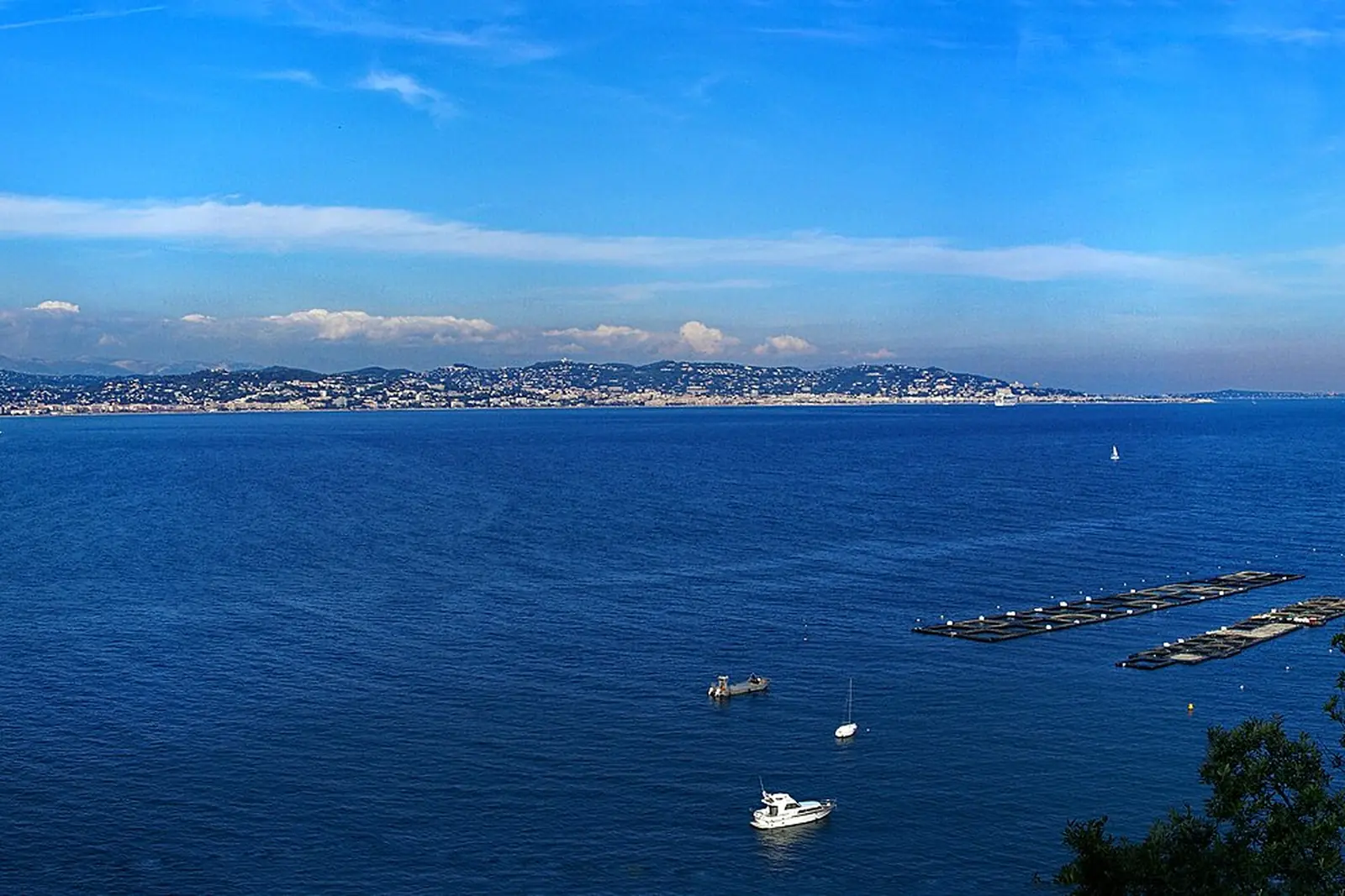 Roches rouges du massif de l'Estérel plongeant dans la mer à Théoule-sur-Mer
