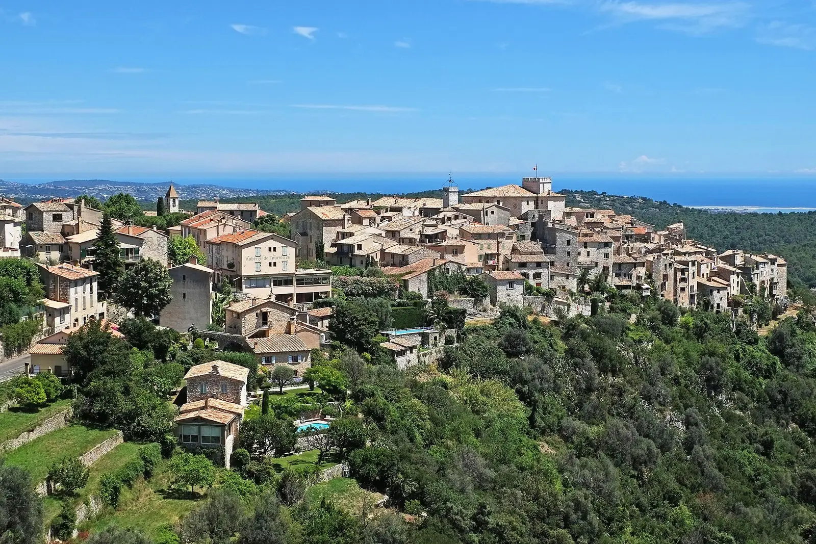 Village médiéval perché de Tourrettes-sur-Loup dominant les vallées et les gorges du Loup