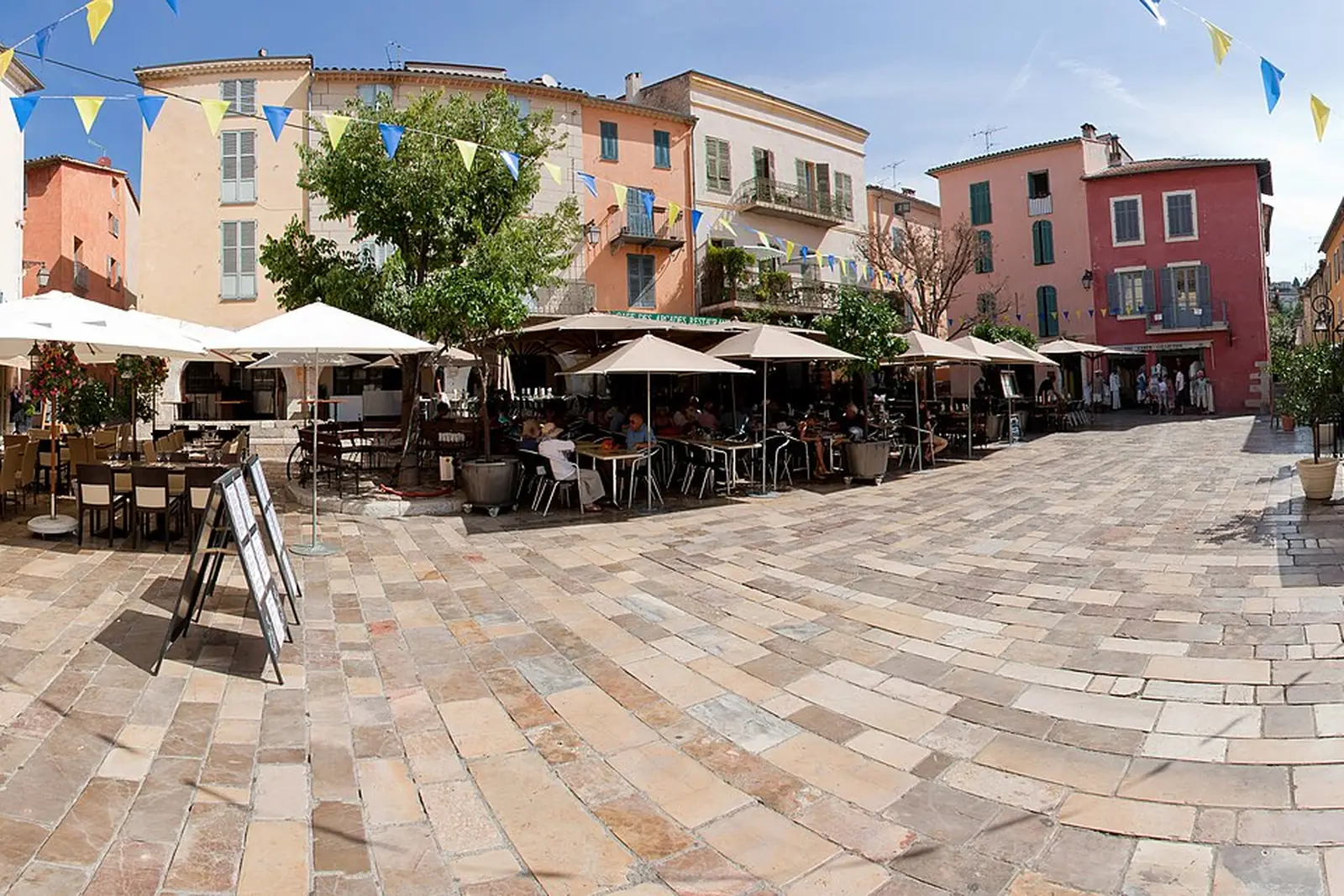 La place des Arcades et ses arcades du XVIIe siècle au cœur du village de Valbonne