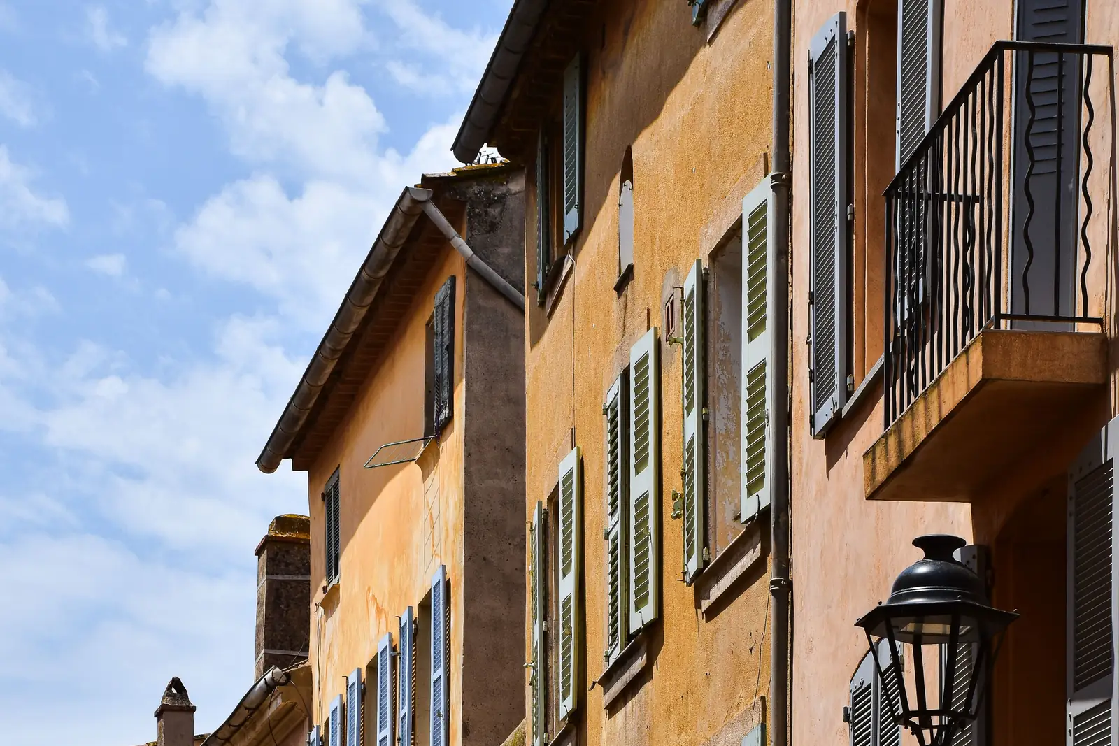 Ruelles du vieux Vallauris et façades de la cité de la céramique sous le soleil des Alpes-Maritimes