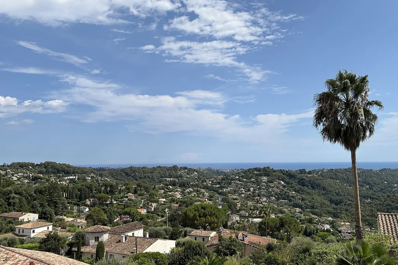 Vieille ville médiévale de Vence et ses remparts au pied des baous