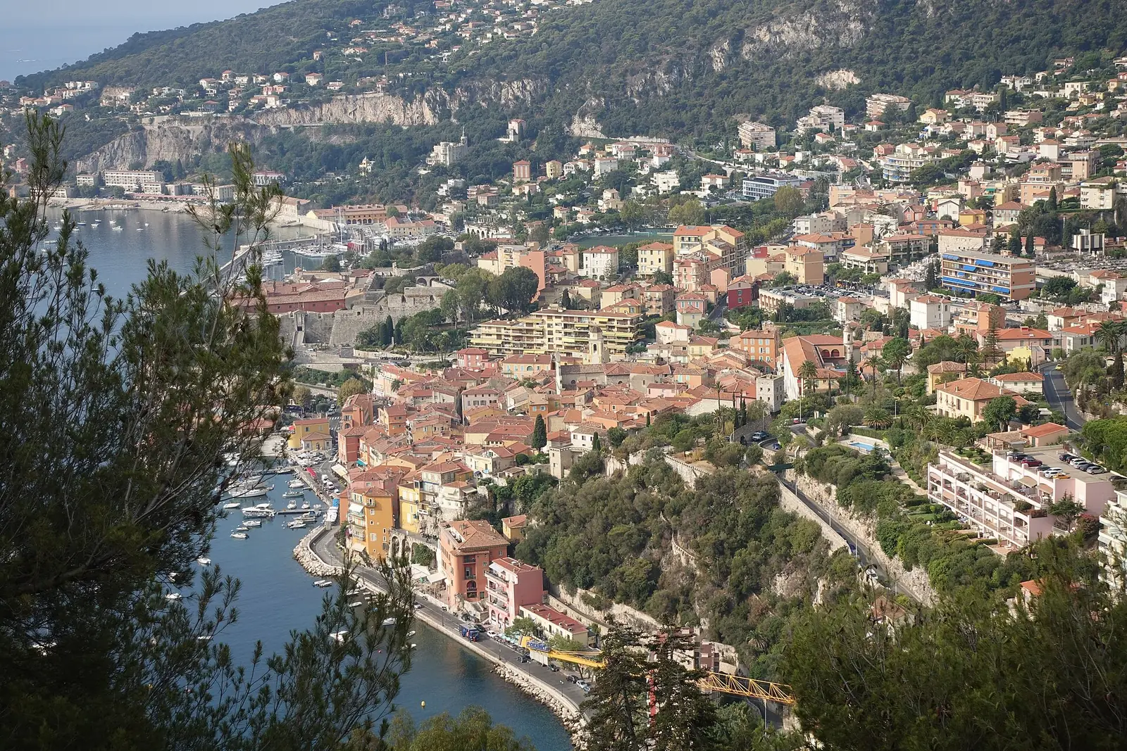 La rade et le port de la Darse de Villefranche-sur-Mer dominés par la citadelle