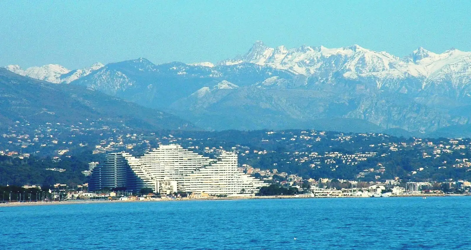 Les pyramides blanches de la Marina Baie des Anges face à la mer à Villeneuve-Loubet